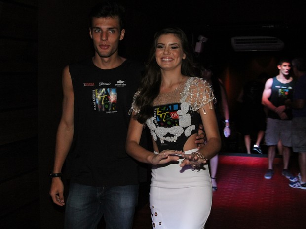 Camila Queiroz com o namorado Lucas Cattani (Foto: Daniel Delmiro/AgNews)