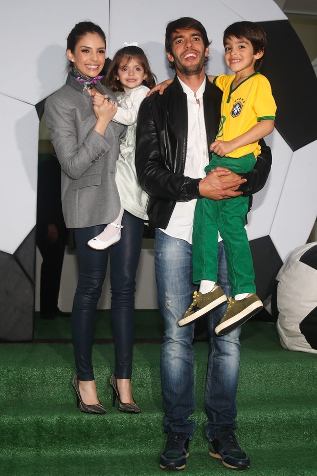 Kaká, Carol Celico e filhos (Foto: Manuela Scarpa/Photo Rio News)