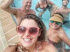 Susana Vieira usa biquíni tomara que caia para curtir piscina com a família