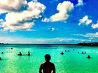 Caio Castro curte praia paradisíaca nas Bahamas