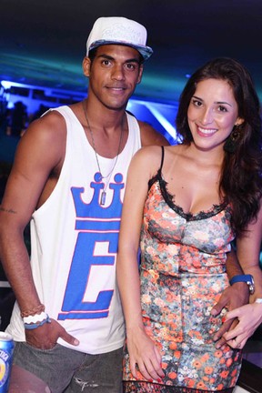 Marcello Melo Jr. e a namorada, Caroline Alves, em show na Zona Sul do Rio (Foto: Ari Kaye/ Divulgação)