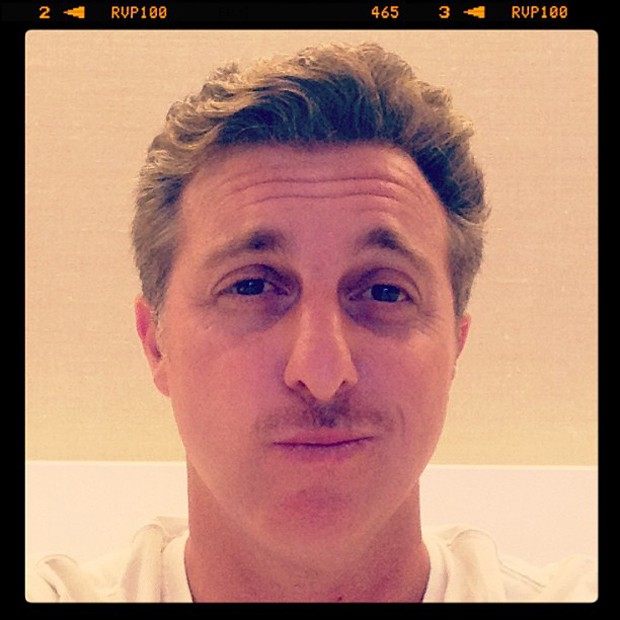 Luciano Huck posta foto de bigode (Foto: Instagram / Reprodução)