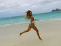 Carolina Portaluppi dá saltinho em praia do Havaí, com maiô cavadão