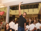 Rodrigo Simas causa tumulto em reinauguração de loja no Rio