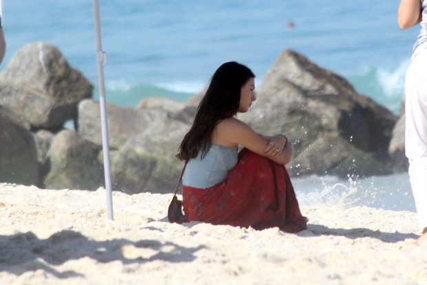Isis Valverde grava na praia do Leblon (Foto: J. Humberto / AgNews)