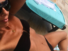 Adriane Galisteu exibe barriga negativa em foto na rede social 