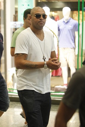 Adriano no corredor no Shopping da Barra da Tijuca, RJ (Foto: Marcos Pavão / Agnews)