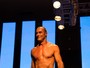 Paulo Zulu desfila de sunga em evento de moda após ter nude vazada 