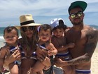 Família Dentinho repete estampa em dia de praia