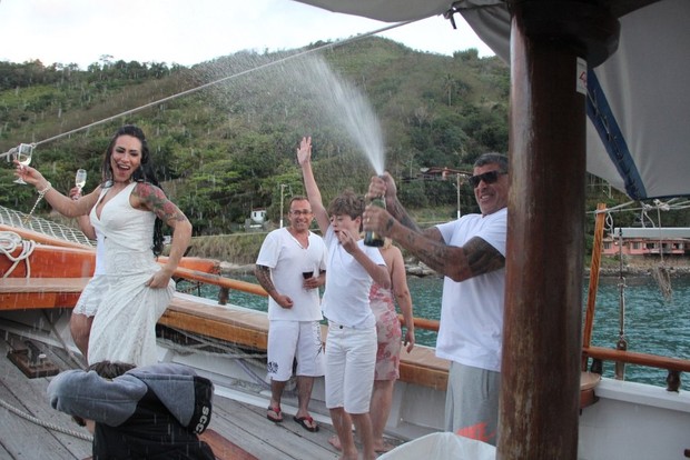 Fabiana Frota dança com banho de champanhe (Foto: Rodrigo dos Anjos/Ag News)