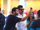 Juliano Cazarré posa para selfies com fãs em aeroporto