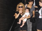 De saia curta, Shakira desembarca no aeroporto de Los Angeles