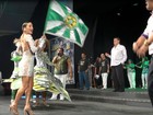 Com transparência, Claudia Leitte rouba a cena em festa de samba
