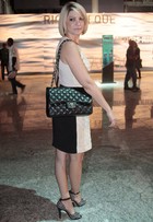 Antônia Fontenelle usa bolsa de R$ 13 mil no Fashion Rio
