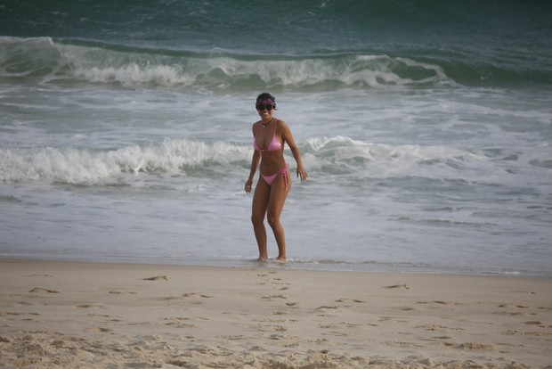 Ex bbb Munik na praia da Barra da Tijuca (Foto: AgNews )