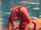 Fiorella Mattheis relembra infância em foto divertida: 'Cabeça no balde'