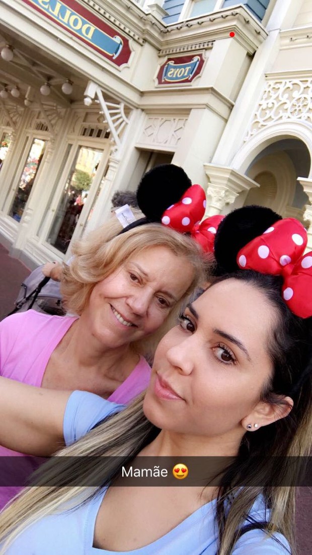 Mulher Melão na Disney com a mãe (Foto: Reprodução/Instagram)