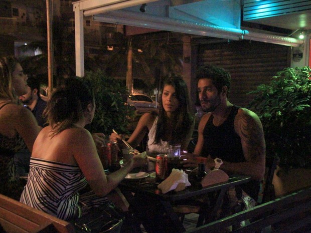 Ex-BBBs Diego e Franciele em restaurante na Barra da Tijuca, Zona Oeste do Rio (Foto: Foto Rio News)