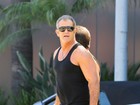 De camiseta, Mel Gibson exibe braços musculosos