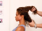 Hairstylist ensina a fazer penteado com topete e base torcida para cabelos crespos e encaracolados