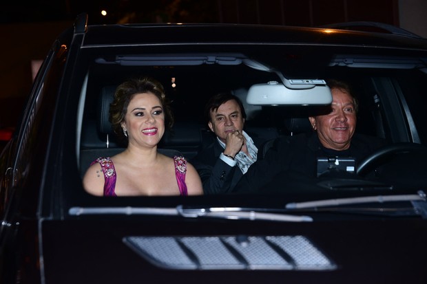 Chitaozinho e sua esposa Marcia chegam para o casamento de Fabio Jr (Foto: Leo Franco /AgNews)
