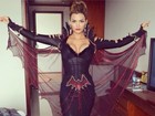 Decotada, Kelly Key posta foto com roupa de vampira sexy 