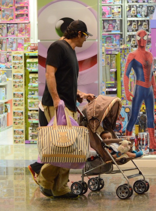 Luciano Szafir Passeia com o filho e a esposa em shopping  (Foto: Henrique Oliveira/AgNews)