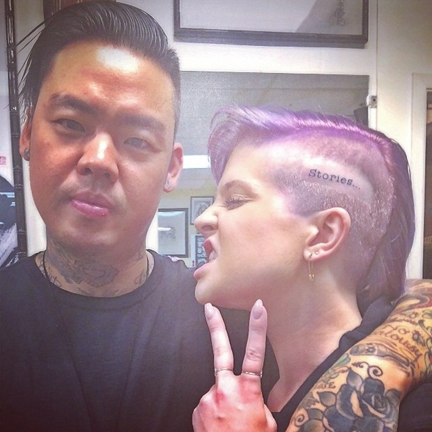 Kelly Osbourne faz tatuagem na cabeça (Foto: Reprodução/ Instagram)