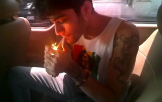 Zayn Malik, do One Direction, com cigarro de maconha (Foto: Reprodução/Daily Mail)