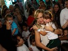 Eliana faz a alegria dos fãs mirins em evento em São Paulo
