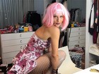 Giovanna Ewbank usa meia arrastão e peruca rosa para o Carnaval