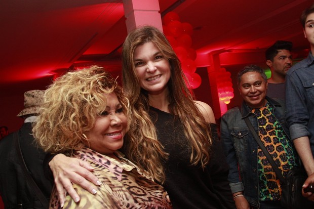 Alcione com a atriz Cristiana Oliveira em festa de aniversário da cantora no Rio (Foto: Isac Luz/ EGO)