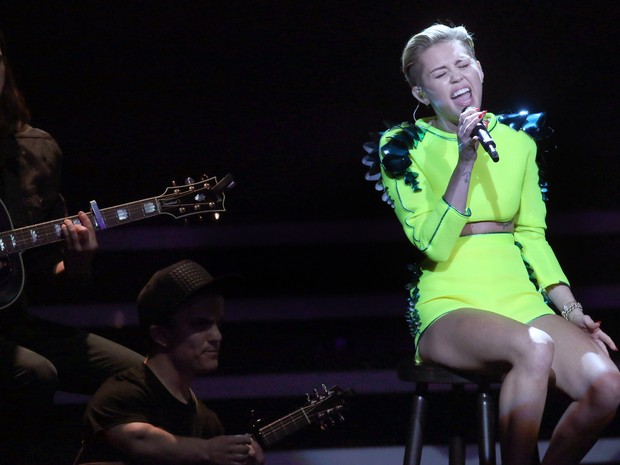Miley Cyrus se apresenta no prêmio Bambi, em Berlim, na Alemanha (Foto: Michael Kappeler/ AFP)