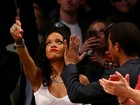 Rihanna usa blusa transparente e deixa seios à mostra em jogo