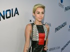 Miley Cyrus usa pulseira em formato de prego de R$ 90 mil em première