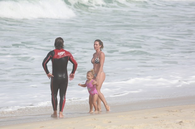 Mario Frias e filha na praia (Foto: Dilson Silva / Agnews)