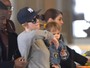 Scarlett Johansson viaja com a filha, Rose, 'disfarçada' com look masculino