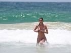 Alessandra Ambrósio dá ajeitadinha em biquíni em dia de praia