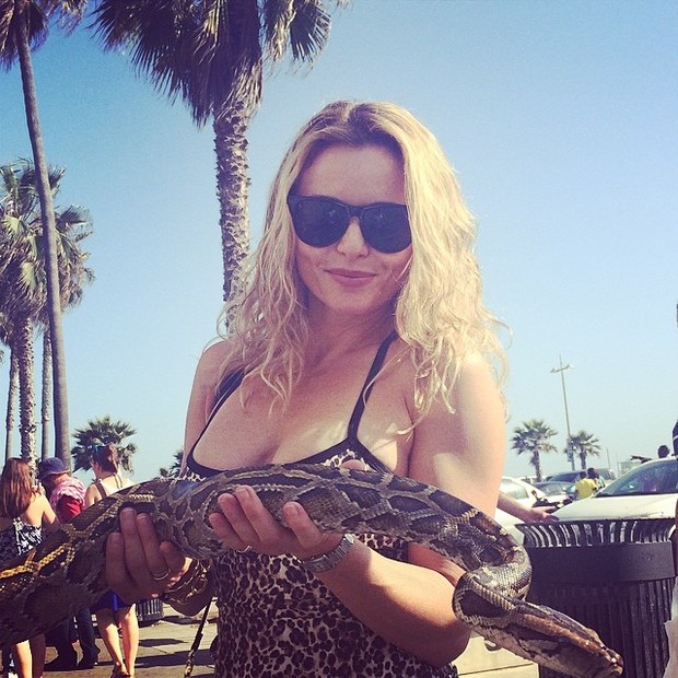 Rita Guedes posa com uma cobra em praia em Los Angeles, nos Estados Unidos (Foto: Instagram/ Reprodução)