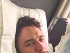 Sozinho, James Franco posta selfie com cara de sono