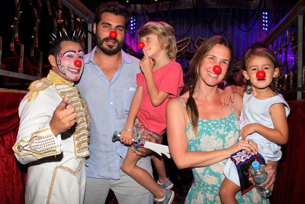 Thiago Lacerda e familia com nariz de palhaço no circo Tihany (Foto: Cleomir Tavares/Mural da Fama/Divulgação)