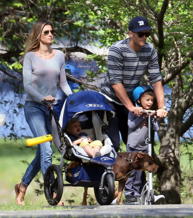 Gisele Bündchen com os filhos, Vivian e Benjamin, e o marido, Tom Brady, em Boston, nos Estados Unidos (Foto: AKM-GSI Brasil/ Agência)