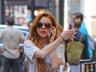 Lindsay Lohan caminha de short curto e exibe arranhão e hematoma