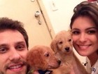 Ex-BBBs Kamilla e Eliéser posam com cachorrinhos em rede social
