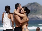 Namorada de Malvino Salvador exibe barriga de gravidez em praia no Rio