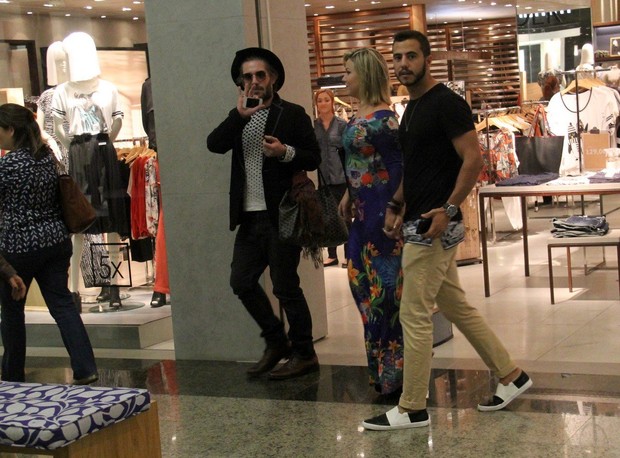 Ex BBB Matheus e Cacau em dia de compras em shopping da Barra da Tijuca (Foto: AgNews)