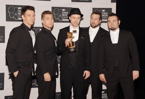 Justin Timberlake posa com um dos prêmios que ganhou ao lado dos ex colegas de N´Sync (Foto: AFP)