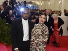 Kim Kardashian escolhe vestido de gosto duvidoso para ir a baile de gala
