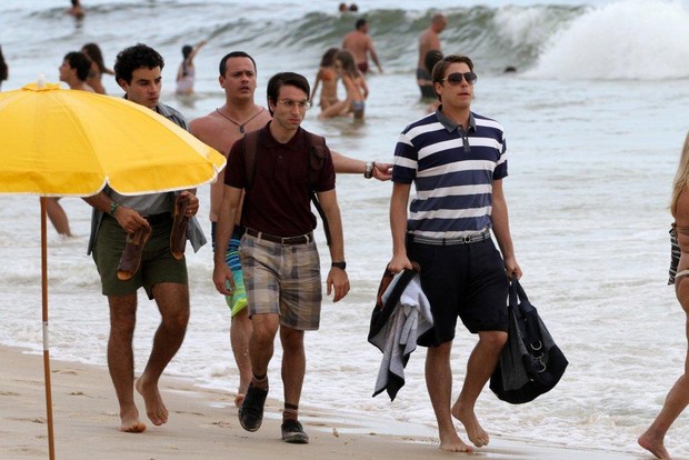 Fábio Porchat e Dalton Mello gravam filme em praia  (Foto: Andre Freitas  / Agnews)
