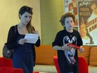 Murilo Benício e Débora Falabella curtem tarde de cinema em família